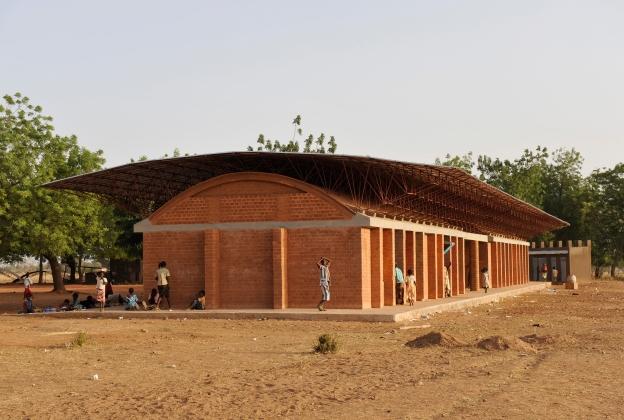 Източник:www.dezeen.com Frances-Kere-Gando-School-Dezeen-Movie-col_2-624420