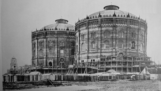 Строежът им в края на 19 век., https://upload.wikimedia.org/ Gasometer_Simmering_1901_sn_07