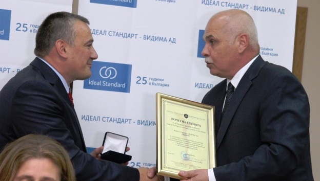 Димитър Бранков връчи юбилеен знак и почетна грамота на Ярослав Дончев, Източник: Идеал Стандарт Gramota___________