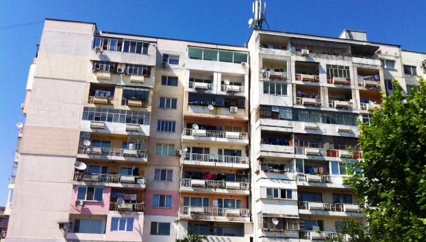 Жилищните сгради следва да са санирани (топлоизолирани) Varna-Kaysieva_gradina_blokove_5-_05