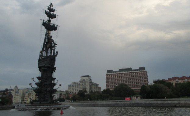 Паметникът на Петър I в реката, Източник: Лилия Лозанова ______Petar_Veliki_08i