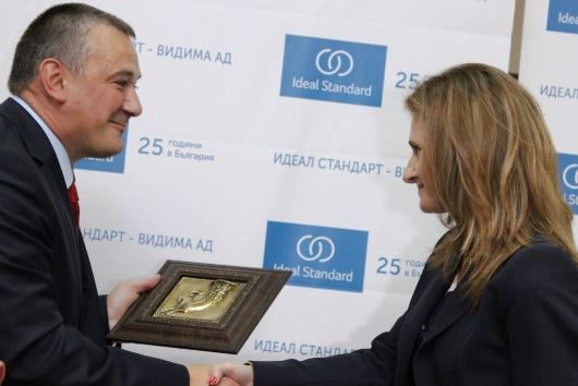 Невена Петкова връчва Ритон на Ярослав Дончев, Източник: Идеал Стандарт ________02_Riton